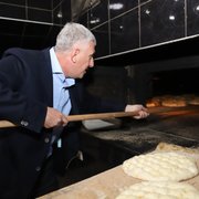 Başkan Sarıalioğlu esnaf ziyaretinde fırının başına geçti