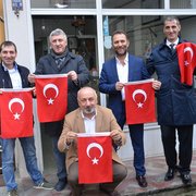Türk Bayrağı dağıttık, esnaftan teşekkür aldık